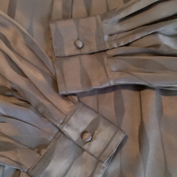 Like new navy Ann Taylor blouse - Picture 3 of 3